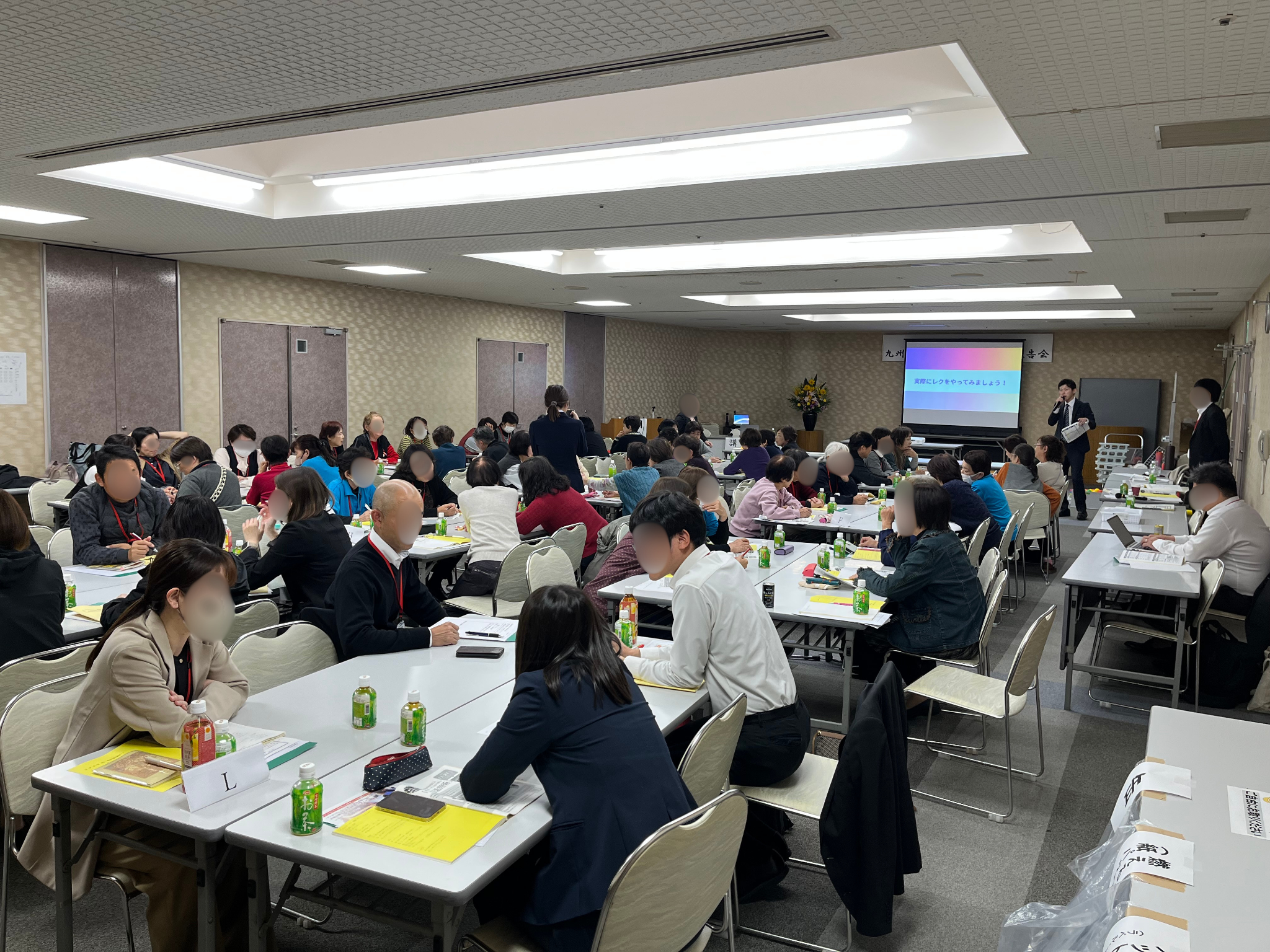 研修会場で参加者同士が意見交換する様子